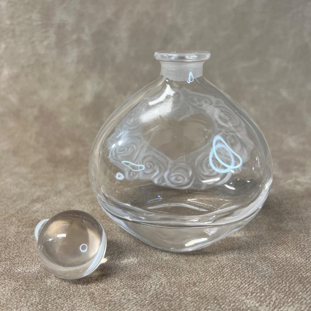 Vintage Perfume Glass Bottle with Heart & Roses Center - Picture 4 of 6